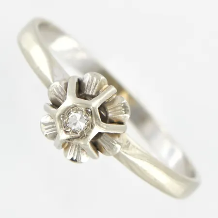 Ring med diamant 0,03ct, stl 17, bredd ca 6mm, 18K Vikt: 1,8 g