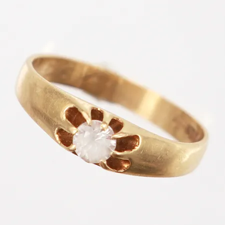 Ring med vit sten, stl 18½, bredd: 3-5mm, 18K Vikt: 3 g