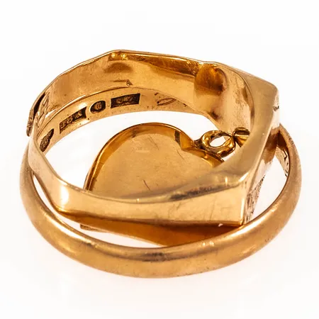 Diverse defekt/graverat guld i 18K. Vikt: 8,8g. 
