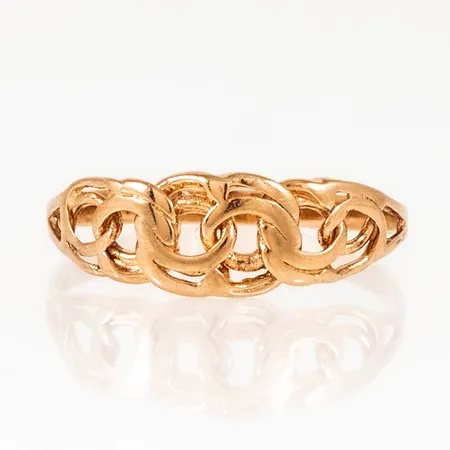 Ring, Bismarck i 18K guld. Den är i storlek 19, är 2 - 7 mm bred och väger 1,9g. Bruksslitage. 