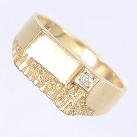 Klackring med diamant 1x ca 0,02ct, dekor i relief, stl 20½, bredd 2-9mm, tillv. Bengt Hallberg, Köping 1993, något ojämn skena, 18K Vikt: 5,5 g