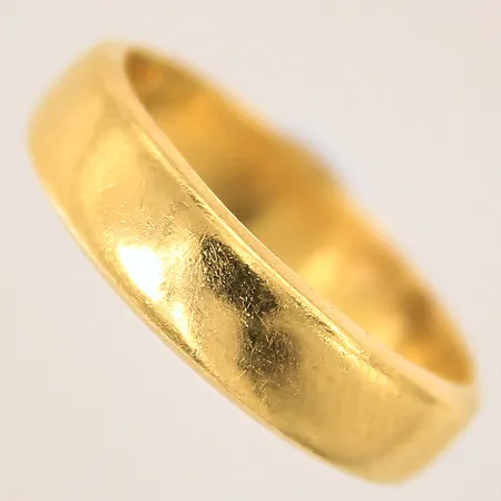Ring, stl 16¼, bredd 5mm, gravyr, 23K  Vikt: 4,8 g