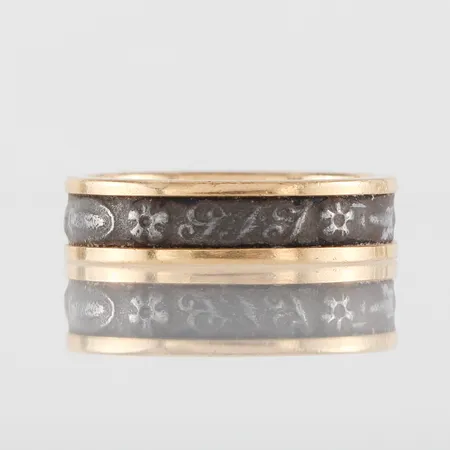 Trasigt guld med vitmetallring, 18k. Vikt: 6,8 g