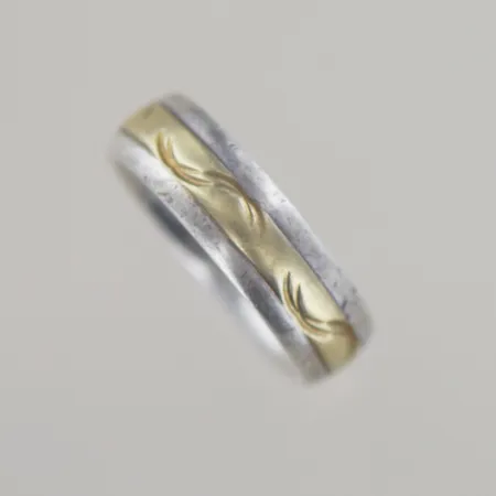 Ring, Ø 17¼, bredd 6 mm, graverad, 18k/silver 7,3g Vikt: 7,3 g