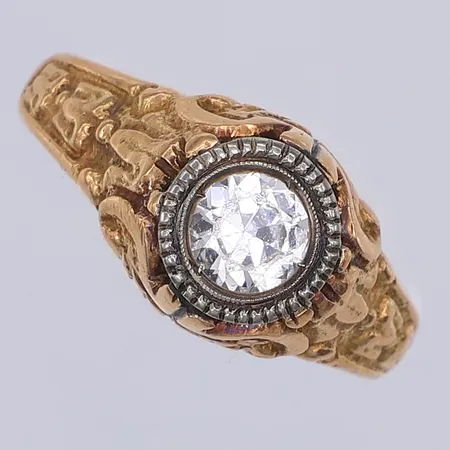 Ring, sliten vit sten, stl 19¾, 18K Vikt: 6,4 g