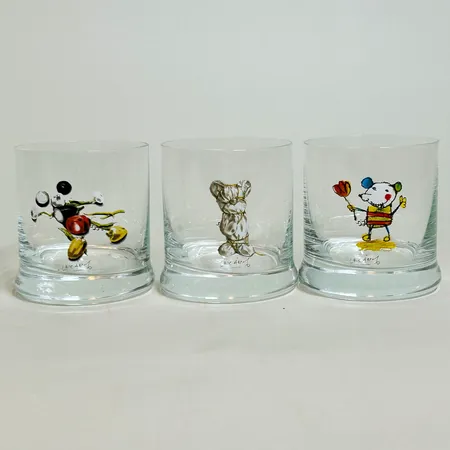 Tre Whiskeyglas Lasse Åberg, höjd 8cm, 19cl Vikt: 0 g Skickas med postpaket.