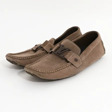 Ett par skor, Louis Vuitton, "Hockenheim Moccasin" stl 8½, mocca med vita stickningar, LV logga i brunfärgad metall, sula i brunt gummi, märkta Louis Vuitton Paris, dustbag, fint skick, smärre fläckar.  Skickas med postpaket.