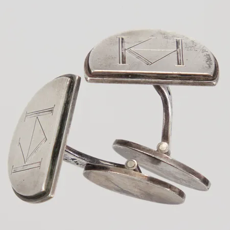 Ett par manschettknappar, 26,2x23mm, monogramgravyr, böjda, Heribert Engelbert år 1943, silver,  Vikt: 18,9 g
