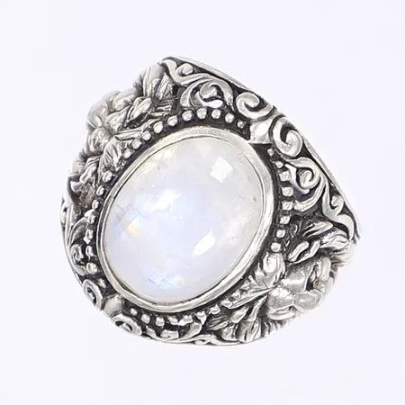 Ring med pärlemorskimrande sten, dekor av två lejonhuvuden, stl 19, bredd 5-22mm, silver 925/1000 Vikt: 12 g