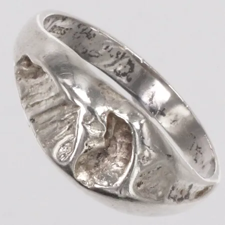 Ring, stl 18¼, bredd 3-8,5mm, 925/1000 silver Vikt: 2,5 g