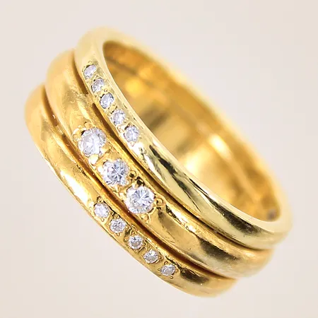 Ring med diamanter 3 x ca 0,05ct samt 10 x ca 0,01ct, stl 20½, bredd 9mm, gravyr, 23K  Vikt: 17,4 g