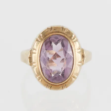 Ring med sten, storlek 18 ¼ mm, bredd 2.7-19 mm, 8k. Vikt: 4,4 g