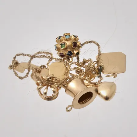 Diverse defekt guld, 18K, bruttovikt 9,47g, ca nettovikt 9g.