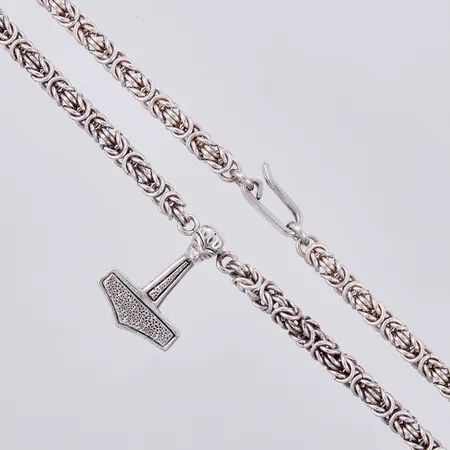 Kedja med integrerat hänge, längd ca 43cm, bredd ca 5mm, Ateljé Maria Söderholm 2003, hänget ca 30x21mm, 925/1000 silver Vikt: 57,8 g