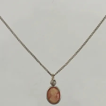 Kedja Pansar, längd 37cm, bredd 1,1mm, hänge med camé, längd 20mm, bredd 8,9mm, silver Vikt: 2 g