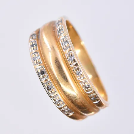 Ring med vita stenar, stl 17½, bredd 4-8 mm, 18K. Vikt: 5,4 g