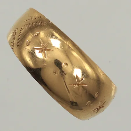 Ring, stl 15½, bredd 7,6mm, skev, 18K  Vikt: 1,2 g