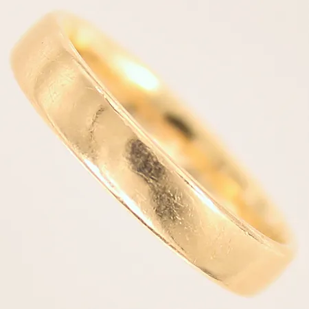 Ring, stl 18, bredd 4mm, gravyr, 18K  Vikt: 4,3 g