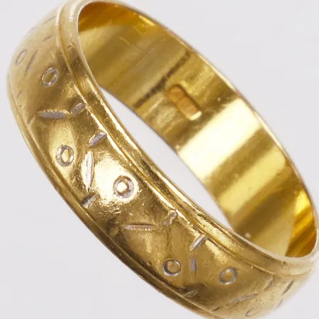 Ring, dekor, stl 17, bredd 5mm, ograverad, 21K  Vikt: 4,5 g