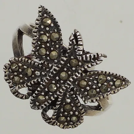 Ring fjäril, markasiter, stl 18, bredd 2,6-15mm, 925/1000 silver Vikt: 4 g