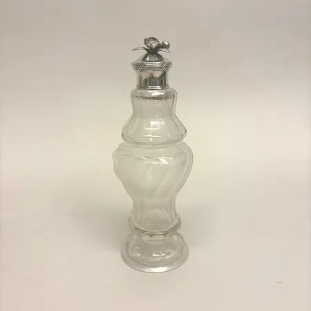Ättiksflaska, rokoko, höjd 22,5cm, slipat glas, troligen Kungsholms glasbruk, silverpropp stämplad SR, Stockholm, år 1776, lätt mjölkigt glas. Vikt: 51,5 g Skickas med postpaket.