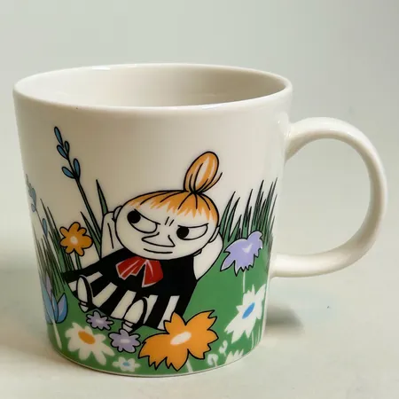 Mugg, Mumin, lilla My på ängen, Arabia, släpptes till försäljning den 8.2.2022,  höjd 8 cm, Ø8,5 cm, rymmer 0,3L, porslin Vikt: 0 g