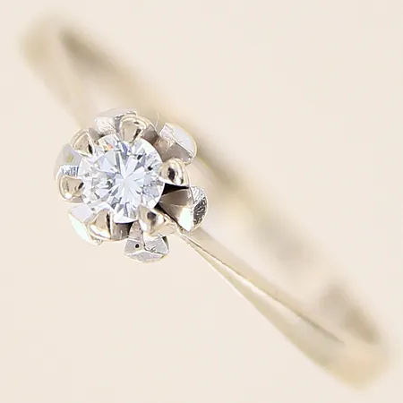 Ring med diamant ca 0,18ct, stl 19, bredd 2-6mm, vitguld, i behov av omrodiering, 14K  Vikt: 2,2 g