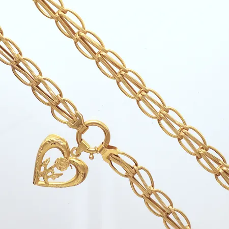 Collier, längd 44,5cm, bredd 11,7 mm, hänge hjärta, längd 23,9, länkar defekta, 21k Vikt: 23,8 g