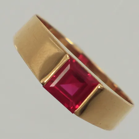 Klackring, syntetisk rubin, stl 17, bredd 5mm, 18K Vikt: 1,7 g