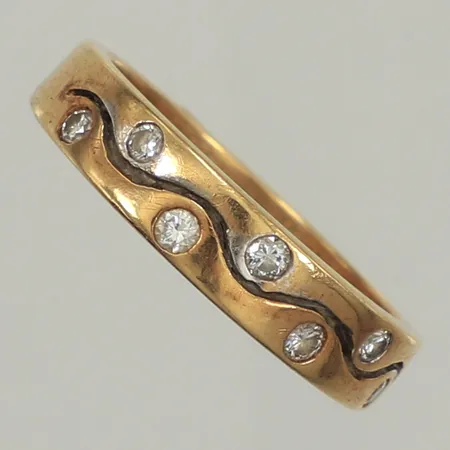 Ring, diamanter 7xca0,02ct, stl 17¼, bredd 3,4mm, 18K Vikt: 4,4 g