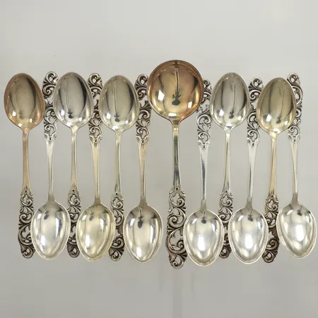 Elva kaffeskedar, längd 11,65cm, en uppläggningssked, längd 13cm, silver 830/1000 Vikt: 139,4 g