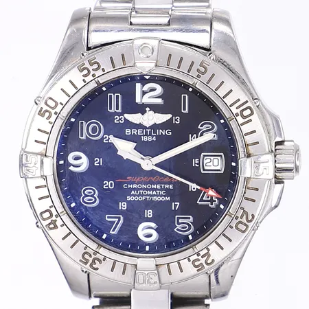 Breitling Super Ocean, Ø42mm, automat, datum, ref A17360, serienummer 1160049, stållänk ca 16cm, smärre slitage, repig länk och boett, medföjer trasig box, cert Badort 2008, ett gummiband Breitling (ej original för modellen, tillskuret för att passa mellan bandhornen), två läderband ej original, tickar men ej testad för tidshållning