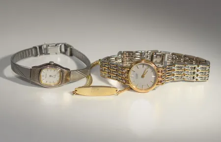 Klockor Citizen Quartz/Pulsar, går ej + bijouteri armband TINA, längd 17 cm. Vi lämnar ingen funktions garanti på klockorna Vikt: 0 g