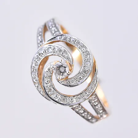 Ring med vita stenar, stl18, bredd 2-12 mm, 18K. Vikt: 3,6 g