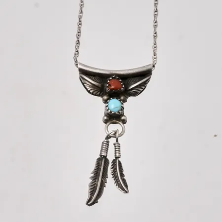Collier i silver, 46,5cm, bredd 1mm, hänge, mått 41,7mm, 2st stenar, en röd och en turkos, ca mått Ø4mm, 925/1000, vikt 4,3g.