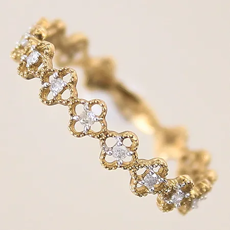 Ring med diamanter 13 x ca 0,01ct, stl 18½, bredd 4mm, 9K  Vikt: 0,9 g