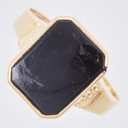 Ring med Onyx, Halldin C E 1965, stl: 19½,bredd: ca 3mm, 18K Vikt: 3,2 g
