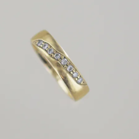Ring med diamanter 0,16ct, Ø 17¼ mm, graverad, 18K  Vikt: 5,3 g