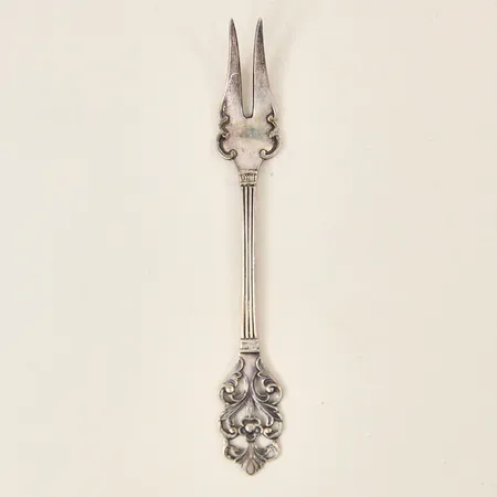 Sillgaffel med dekor, längd 10,5cm, silver 830/1000 Vikt: 9,5 g