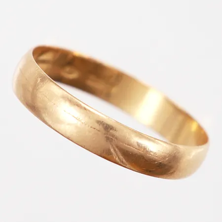 Ring slät, stl 21½, bredd: 4mm, gravyr, 18K Vikt: 2,7 g