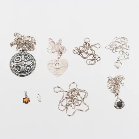 Diverse kedjor och hängen, silver. Vikt: 35,1 g