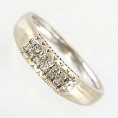 Ring med diamanter 14x0,02ct, stl 19¼, bredd framtill ca 6mm, 2 diamanter med nagg, 18K Vikt: 4,6 g