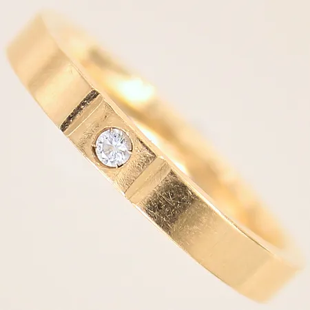 Ring med diamant ca 0,04ct, stl 19¼, bredd 3mm, 18K  Vikt: 6,5 g