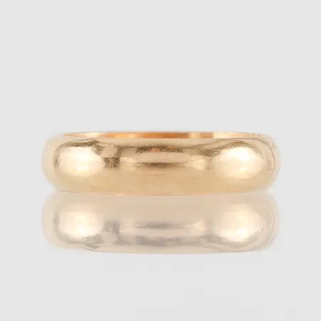 Ring med gravyr, storlek 19 ¼ mm, bredd 5.1 mm, 18k. Vikt: 5,8 g