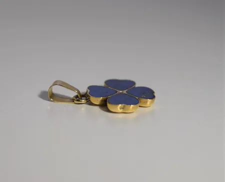 hänge m emalj , Längd 2,2 cm ,18k Vikt: 1,4 g