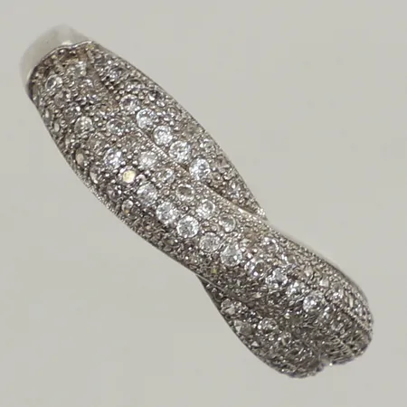 Ring, vita stenar, stl 17¾, bredd 2-5,7mm, silver 925/1000 Vikt: 2,7 g