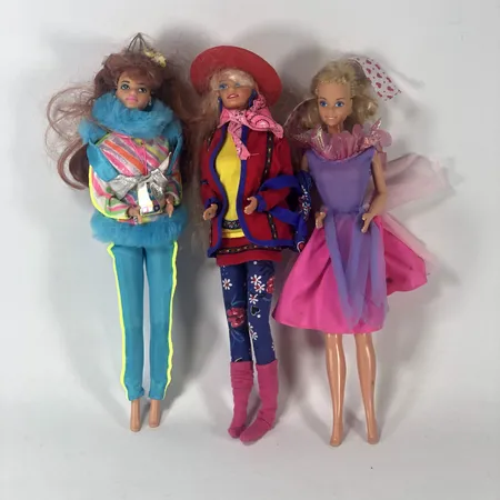 3 Barbiedockor, bl a United Colors of Benetton 1980-90-tal, höjd ca 30 cm, smärre slitage Skickas med paket.