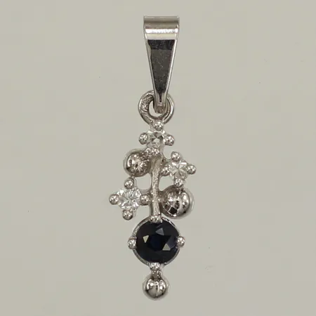 Hänge diamanter 3 x ca 0,01ct, blå sten, längd 20mm, bredd 6,1mm, vitguld, 18K  Vikt: 1,1 g