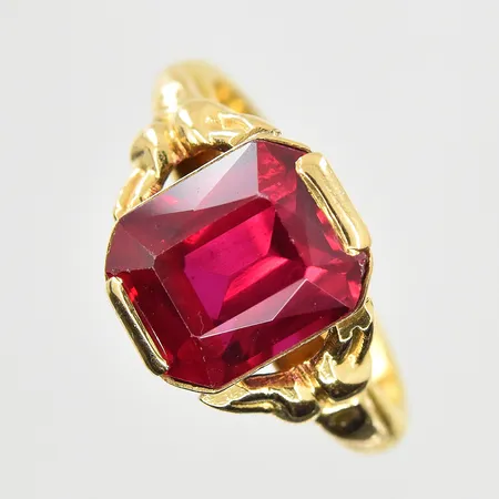 Ring med röd sten, stl 17¼, bredd 3-11 mm, gravyr, 18K+23K. Vikt: 6,6 g