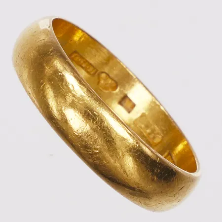 Ring, slät, stl 18¾, bredd 5,3mm, Hallberg år 1941, gravyr, repor, skev, 23K  Vikt: 7,2 g